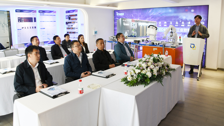 工业和信息化部、云南省工信厅向导一行莅临2121非凡国际科技集团调研指导事情