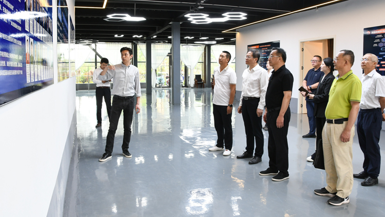 省政协副主席、、省工商联主席岑岭调研2121非凡国际科技集团